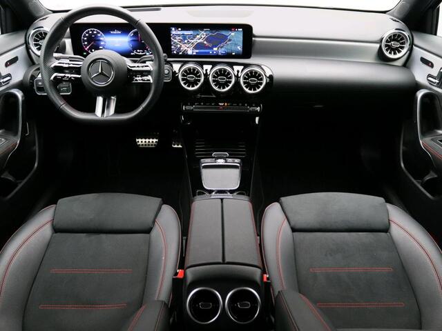 Mercedes-Benz A-KLASSE 250 e Business Solution AMG AMG Line | NIght Pakket | Panorama Schuif-Kanteldak | Sfeerverlichting | Head-up display | Apple CarPlay | Keyless-Go | Dodehoekassistent. Inclusief 24 maanden Mercedes-Benz Certified garantie voor Europa.