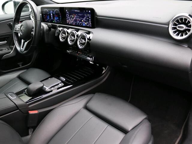 Mercedes-Benz A-KLASSE 250 e Business Solution Luxury Limited Panorama Schuif-Kanteldak | Sfeerverlichting | Achteruitrijcamera | MultiBeam Ledkoplampen | Stoelverwarming. Inclusief 24 maanden MB Certified garantie voor Europa.