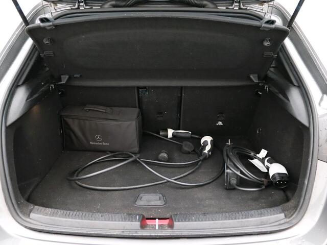 Mercedes-Benz A-KLASSE 250 e Business Solution Luxury Limited Panorama Schuif-Kanteldak | Sfeerverlichting | Achteruitrijcamera | MultiBeam Ledkoplampen | Stoelverwarming. Inclusief 24 maanden MB Certified garantie voor Europa.