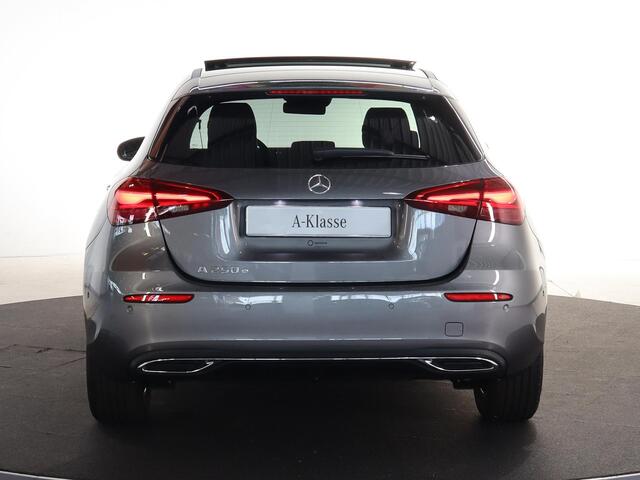 Mercedes-Benz A-KLASSE 250e Star Edition Luxury Line | Panoramaschuifdak | Stoelverwarming | Achteruitrijcamera |