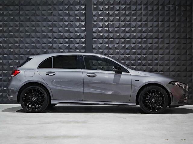 Mercedes-Benz A-KLASSE 250e AMG | Widescreen | Pano | Sfeer | 19" | Memory | Camera