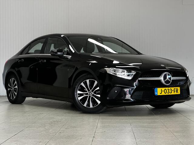 Mercedes-Benz A-KLASSE 180 Solution/ Automaat!/ Virtual Cockpit/ Keyless-Go/ Half-Lederen Sportst./ Zwarte-Hemel/ Camera/ Apple + Android/ Navi/ Clima/ Cruise/ Bluetooth/ Multi. LEDER. Stuur/ PDC V+A/ Chroom.