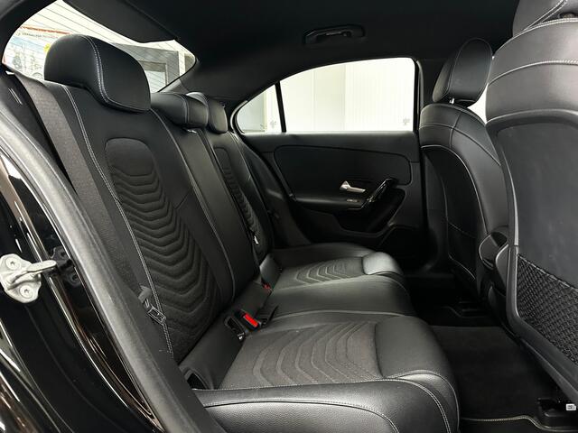 Mercedes-Benz A-KLASSE 180 Solution/ Automaat!/ Virtual Cockpit/ Keyless-Go/ Half-Lederen Sportst./ Zwarte-Hemel/ Camera/ Apple + Android/ Navi/ Clima/ Cruise/ Bluetooth/ Multi. LEDER. Stuur/ PDC V+A/ Chroom.