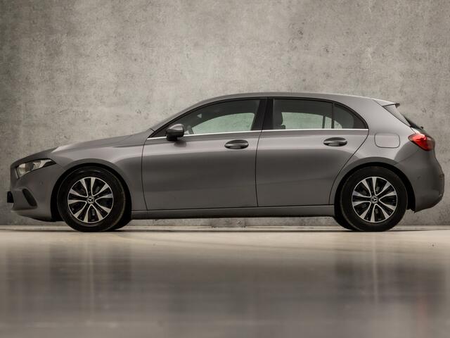 Mercedes-Benz A-KLASSE 160 Sport (APPLE CARPLAY, GROOT NAVI, CAMERA, LEDER, SPORTSTOELEN, PARKEERSENSOREN, LANE ASSIST, ZWART HEMEL, NIEUWSTAAT)