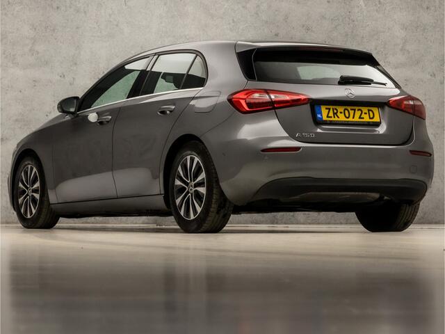 Mercedes-Benz A-KLASSE 160 Sport (APPLE CARPLAY, GROOT NAVI, CAMERA, LEDER, SPORTSTOELEN, PARKEERSENSOREN, LANE ASSIST, ZWART HEMEL, NIEUWSTAAT)