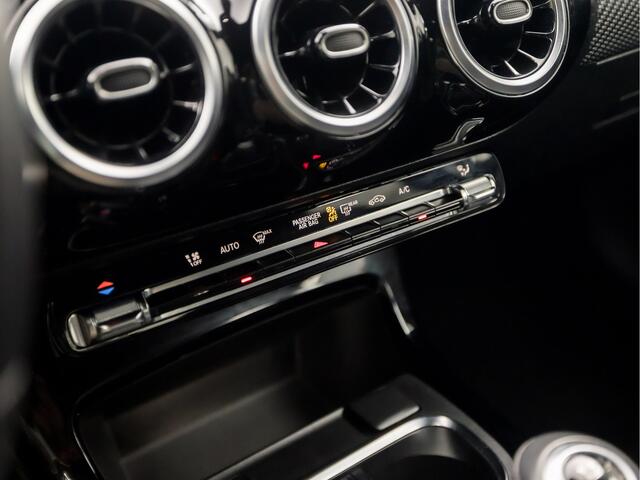 Mercedes-Benz A-KLASSE 160 Sport (APPLE CARPLAY, GROOT NAVI, CAMERA, LEDER, SPORTSTOELEN, PARKEERSENSOREN, LANE ASSIST, ZWART HEMEL, NIEUWSTAAT)