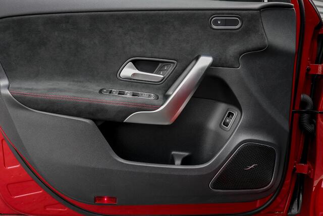 Mercedes-Benz A-KLASSE 180 AMG | Rijassistentiepakket | Panoramadak | Stoelverwarming | Achteruitrijcamera