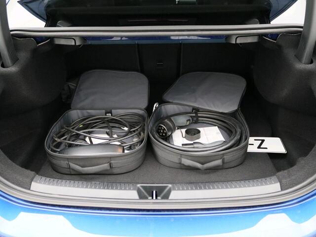 Mercedes-Benz A-KLASSE 250 e AMG Plug-In Hybride AMG Line | Night Pakket | Trekhaak | Sfeerverlichting | Achteruitrijcamera | Stuur en Stoelverwarming. Inclusief 24 maanden MB Certified garantie voor Europa.