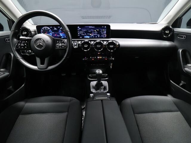 Mercedes-Benz A-KLASSE 160 Business Solution [CRUISE CONTROL, APPLE CARPLAY, ACHTERUITRIJCAMERA, PDC V+A, LANE ASSIST, STOELVERWARMING, AUTOMATISCHE AIRCO, LICHTMETALEN VELGEN, NIEUWSTAAT]