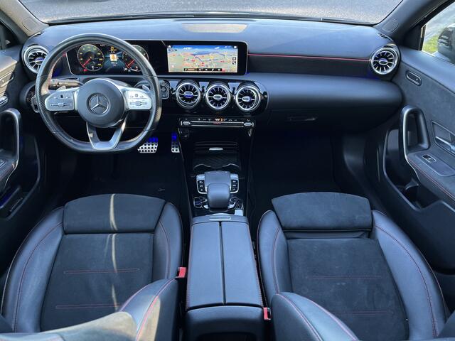 Mercedes-Benz A-KLASSE 200 Business Solution AMG! / Pano / Automaat / Sfeerverlichting / Stoelverw. / PDC V+A / 18'' LMV /