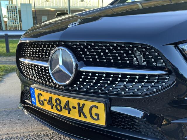 Mercedes-Benz A-KLASSE 200 Business Solution AMG! / Pano / Automaat / Sfeerverlichting / Stoelverw. / PDC V+A / 18'' LMV /