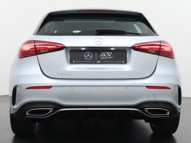 Mercedes-Benz A-KLASSE 250 e Business Solution AMG | Achteruitrijcamera | Apple Carplay & Android Auto | Multibeam Led | DAB+ Radio | Cruise Control | Sfeerverlichting | 18" Lichtmetalen AMG Velgen