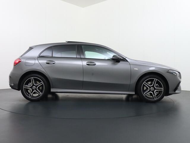 Mercedes-Benz A-KLASSE 250 e Business Solution AMG | Panorama - Schuifdak | Multibeam Led | Apple Carplay & Android Auto | Sfeerverlichting | Stoelverwarming Voorin | Achteruitrijcamera | Nightpakket