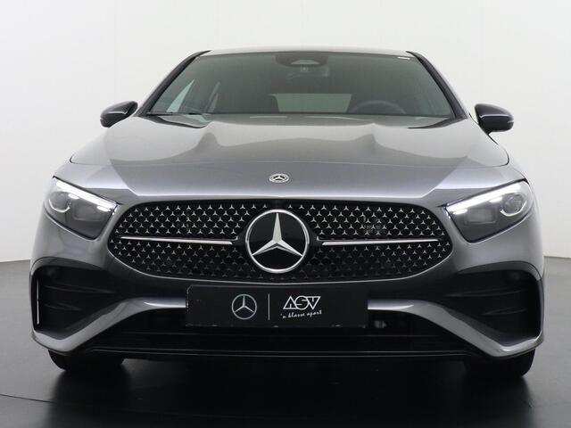 Mercedes-Benz A-KLASSE 250 e Business Solution AMG | Panorama - Schuifdak | Multibeam Led | Apple Carplay & Android Auto | Sfeerverlichting | Stoelverwarming Voorin | Achteruitrijcamera | Nightpakket