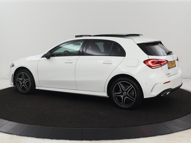 Mercedes-Benz A-KLASSE 250e AMG | Panoramadak | Stoelverwarming | Carplay | Leder/Alcantara | Camera | Sfeerverlichting | Navigatie | Park Assist | Climate control | PHEV | Plug In