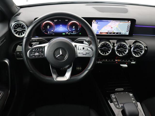 Mercedes-Benz A-KLASSE 250e AMG | Panoramadak | Stoelverwarming | Carplay | Leder/Alcantara | Camera | Sfeerverlichting | Navigatie | Park Assist | Climate control | PHEV | Plug In
