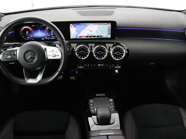 Mercedes-Benz A-KLASSE 250e AMG | Panoramadak | Stoelverwarming | Carplay | Leder/Alcantara | Camera | Sfeerverlichting | Navigatie | Park Assist | Climate control | PHEV | Plug In