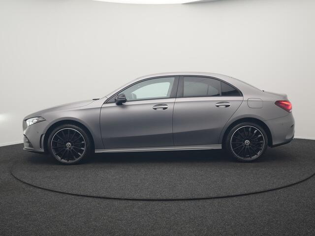 Mercedes-Benz A-KLASSE 250 e Business Solution AMG Limited Plug In Hybrid 218pk PHEV | Adaptive Cruise | Head Up | Multi Beam LED | Alcantara Sportstoelen Verwarmd | Night Pakket | Sfeerverlichting | MBUX | Apple Carplay | Widescreen Navi | 19"L.M | Mountaingrau Magno |