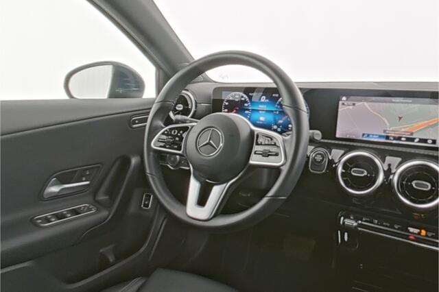 Mercedes-Benz A-KLASSE 250 e Plug-In Hybride Ledkoplampen | Stoelverwarming | Cruise control | Achteruitrijcamera. Inclusief 24 maanden MB Certified garantie voor Europa.