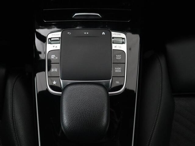 Mercedes-Benz A-KLASSE 180d Launch Edition | Stoelverwarming | Trekhaak | AMG Line | Camera | Navigatie | Widescreen | Half leder | Park Assist | Climate control | Cruise control