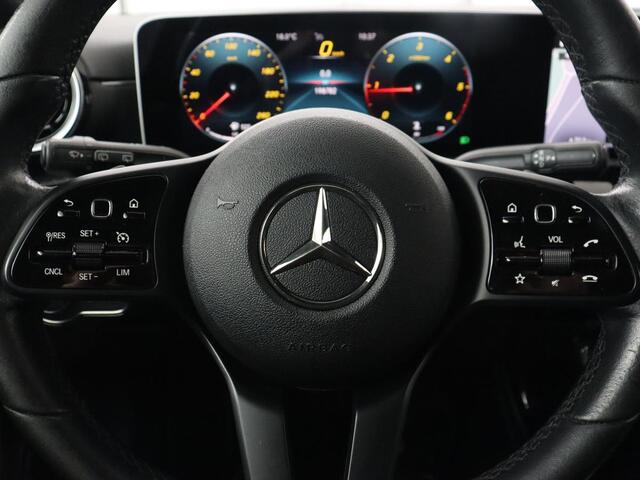 Mercedes-Benz A-KLASSE 180d Launch Edition | Stoelverwarming | Trekhaak | AMG Line | Camera | Navigatie | Widescreen | Half leder | Park Assist | Climate control | Cruise control