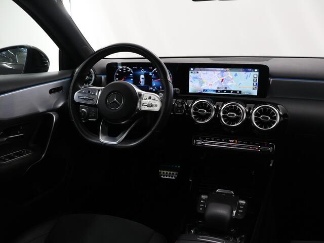 Mercedes-Benz A-KLASSE 180 Business Solution AMG | Night | Panoramadak | Sfeerverlichting | Achteruitrijcamera | Stoelverwarming |