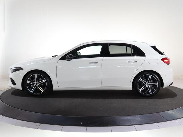 Mercedes-Benz A-KLASSE 180 Star Edition Luxury Line | Trekhaak | Dodehoekassistent | 18" lichtmetalen velgen
