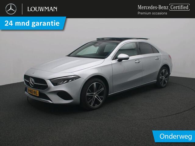 Mercedes-Benz A-KLASSE 250 e Luxury Plug-In Hybride | Trekhaak | Panoramadak | Distronic | Sfeerverlichting | CarPlay | Keyless Go | Inclusief 24 maanden Mercedes-Benz Certified garantie voor Europa.