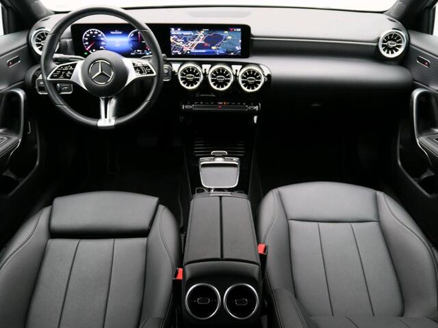 Mercedes-Benz A-KLASSE 250 e Luxury Plug-In Hybride | Trekhaak | Panoramadak | Distronic | Sfeerverlichting | CarPlay | Keyless Go | Inclusief 24 maanden Mercedes-Benz Certified garantie voor Europa.