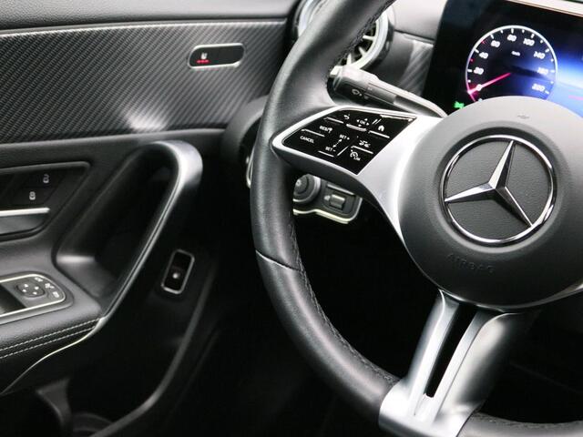 Mercedes-Benz A-KLASSE 250 e Luxury Plug-In Hybride | Trekhaak | Panoramadak | Distronic | Sfeerverlichting | CarPlay | Keyless Go | Inclusief 24 maanden Mercedes-Benz Certified garantie voor Europa.