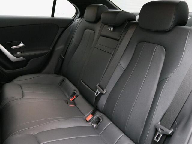 Mercedes-Benz A-KLASSE 250 e Luxury Plug-In Hybride | Trekhaak | Panoramadak | Distronic | Sfeerverlichting | CarPlay | Keyless Go | Inclusief 24 maanden Mercedes-Benz Certified garantie voor Europa.