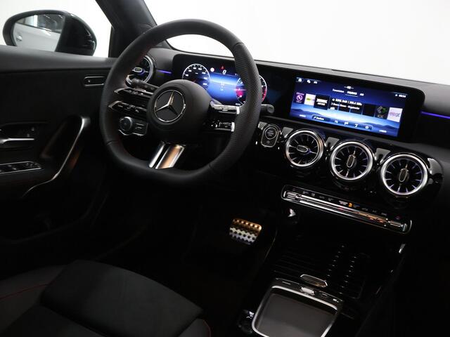 Mercedes-Benz A-KLASSE 180 Business Solution AMG | Panoramaschuifdak | Stoelverwarming | Achteruitrijcamera | MULTIBEAM LED |
