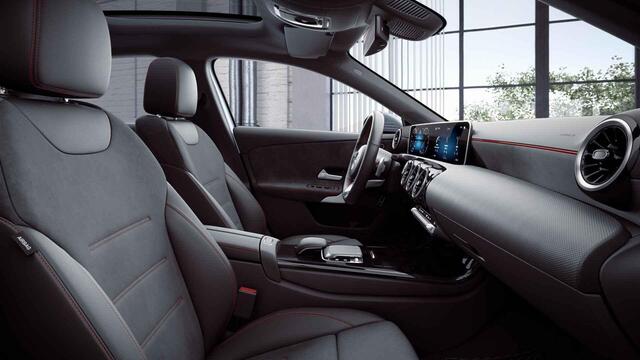 Mercedes-Benz A-KLASSE 180 Business Solution AMG | Panoramadak | Achteruitrijcamera | Apple Carplay | Stoelverwarming | Getint glas |