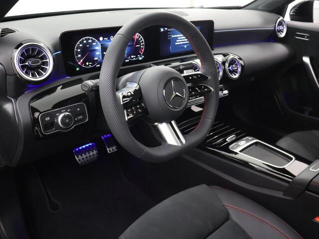 Mercedes-Benz A-KLASSE 250e Business Solution AMG | Panoramaschuifdak | Stoelverwarming | Achteruitrijcamera | MULTIBEAM LED | Night Pakket |