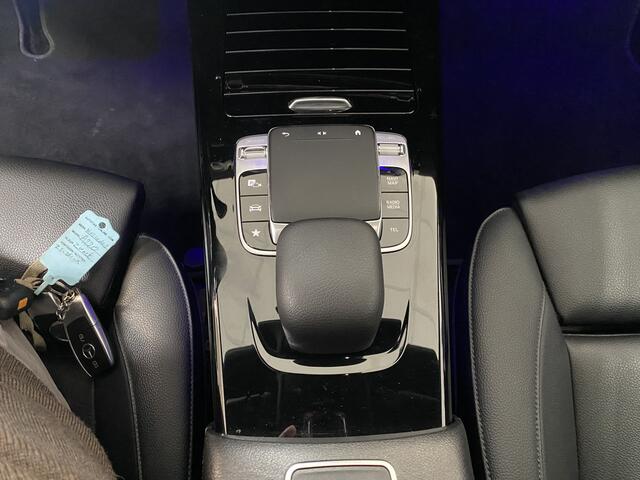 Mercedes-Benz A-KLASSE 220 Launch Edition Premium Panoramadak / Leer / Trekhaak /19 inch velgen