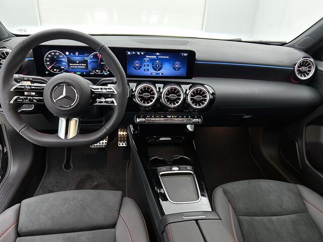 Mercedes-Benz A-KLASSE 250 e Business Solution AMG | Panoramaschuifdak | Stoelverwarming | Multibeam LED | Smartphone integratie | Sfeerverlichting 64 kleuren | Extra USB-poorten |