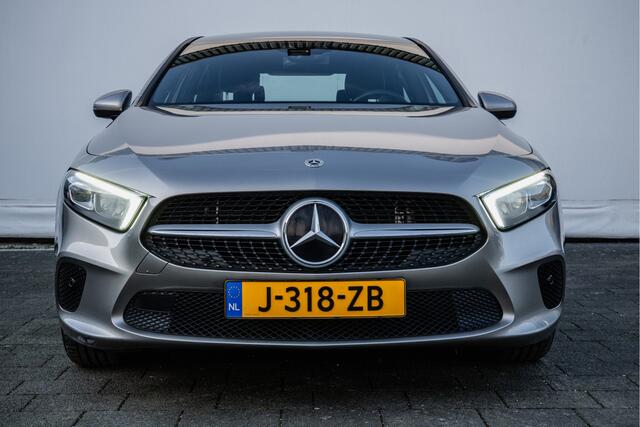 Mercedes-Benz A-KLASSE 250 e 218pk Aut. Business Solution Luxury Limited Leer/ Sfeerverlichting/ Camera/ Stoelverwarming/ Dab/ Comfortstoelen