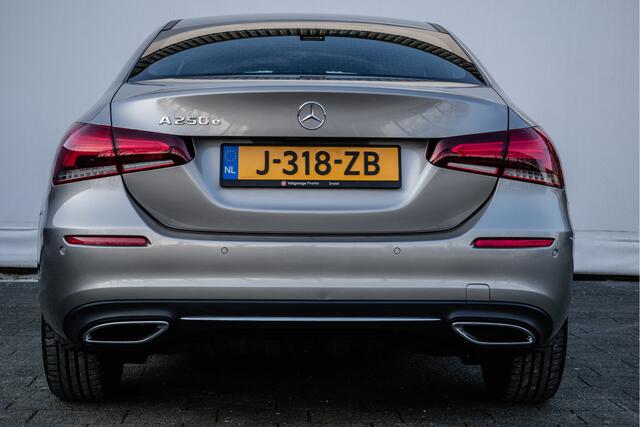 Mercedes-Benz A-KLASSE 250 e 218pk Aut. Business Solution Luxury Limited Leer/ Sfeerverlichting/ Camera/ Stoelverwarming/ Dab/ Comfortstoelen