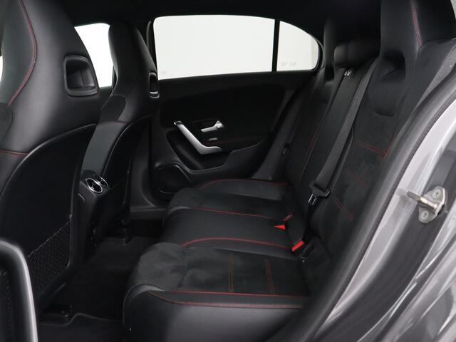 Mercedes-Benz A-KLASSE 180 AMG | Stoelverwarming | Leder/Alcantara | Sfeerverlichting | Widescreen | Full LED | Park Assist | Navigatie | Sportstoelen | Climate control | Cruise control