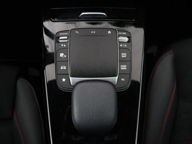 Mercedes-Benz A-KLASSE 180 AMG | Stoelverwarming | Leder/Alcantara | Sfeerverlichting | Widescreen | Full LED | Park Assist | Navigatie | Sportstoelen | Climate control | Cruise control