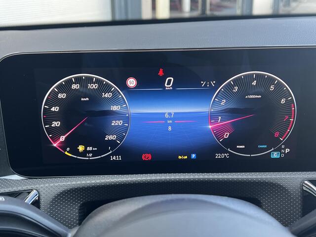 Mercedes-Benz A-KLASSE 200 AMG Line | Premium Pakket | Night Pakket | Panoramadak | MULTIBEAM LED Koplampen | Trekhaak | Dodehoekassistent | Advanced Sound System | Sfeerverlichting | Stoelverwarming | Achteruitrijcamera | Elektrisch Inklapbare Buitenspiegels