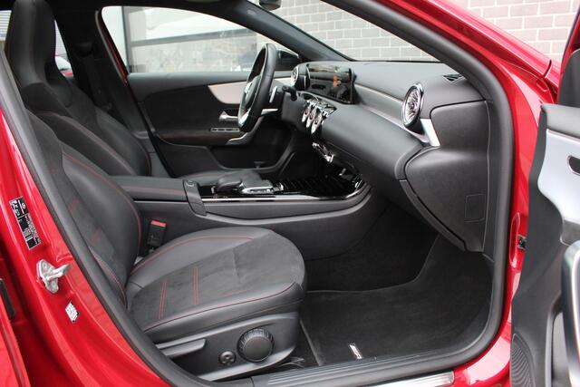 Mercedes-Benz A-KLASSE 180 AMG Line / Panoramadak / Keyless / N.A.P.