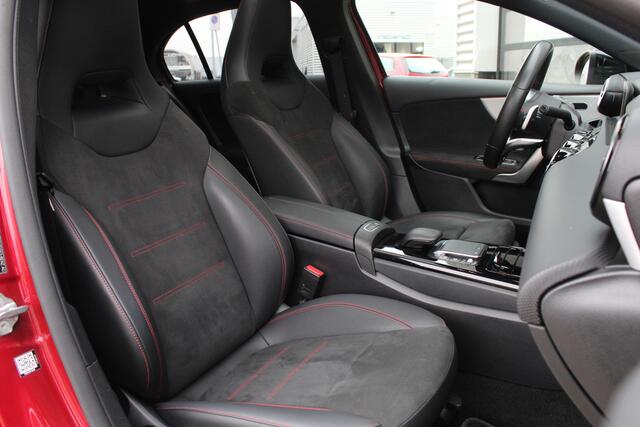 Mercedes-Benz A-KLASSE 180 AMG Line / Panoramadak / Keyless / N.A.P.