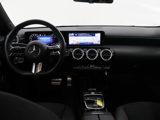 Mercedes-Benz A-KLASSE 180 AMG Line Panoramadak | 19inch LM Velegen | Multibeam led | Night pakket | Key less Go |
