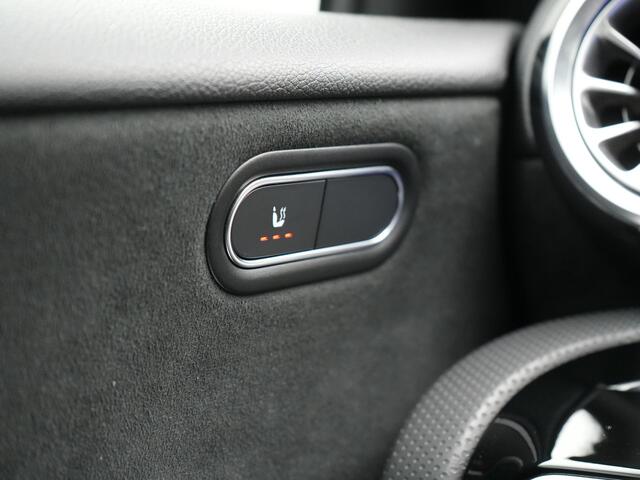 Mercedes-Benz A-KLASSE 250 e AMG Line Plug In Hybrid 218pk Dealer O.H. PHEV | Widescreen Navi | Camera | Alcantara Sportstoelen Verwarmd | Keyless | Sfeerverlichting | Cruise Control | Virtual | DAB | 18"L.M |