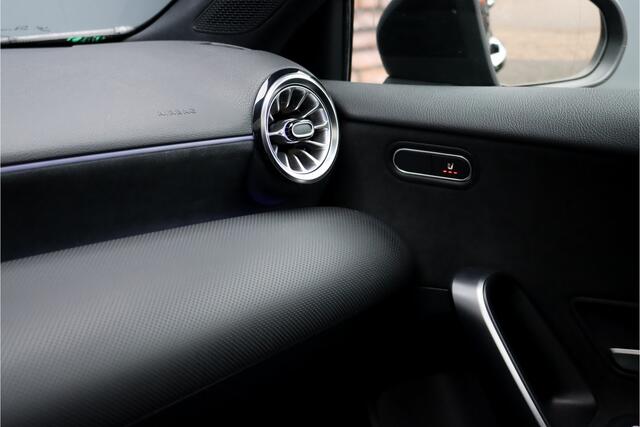 Mercedes-Benz A-KLASSE 180 AMG Line Aut7 | Facelift | Panoramadak | Verwarmd Stuurwiel | Trekhaak | Camera | Keyless Go | Widescreen | Sfeerverlichting | Stoelverwarming | High Perf. LED |