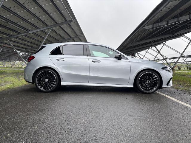 Mercedes-Benz A-KLASSE 180 Business Solution AMG | Night | Panoramaschuifdak | Achteruitrijcamera | Sfeerverlichting | MULTIBEAM LED | 19 inch AMG-velgen |