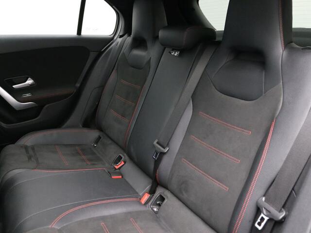 Mercedes-Benz A-KLASSE 180 Business Solution AMG AMG Line | Night Pakket | Panorama Schuif-Kanteldak | Sfeerverlichting. | Ledkoplampen. Inclusief 24 maanden MB Certified garantie voor Europa.