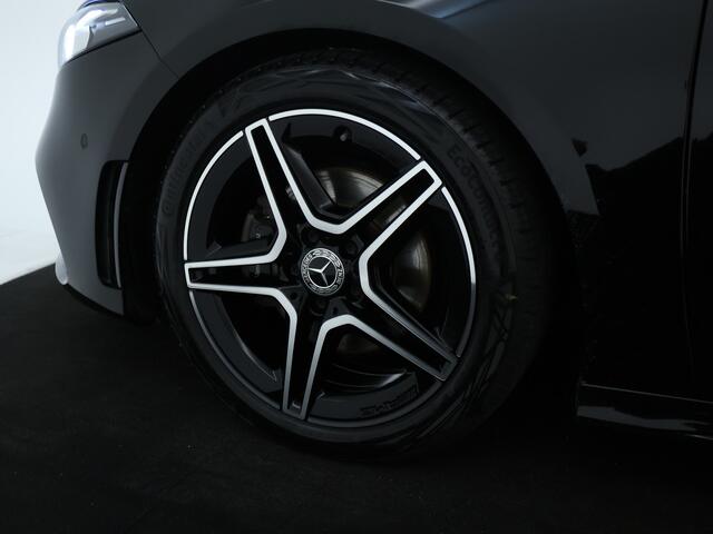 Mercedes-Benz A-KLASSE 180 Business Solution AMG | Panoramadak | Sfeerverlichting | Augmented Reality | Stoelverwarming | Parkeerpakket met Camera | Inclusief 24 maanden Mercedes-Benz Certified garantie voor Europa.