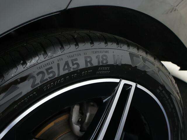 Mercedes-Benz A-KLASSE 180 Business Solution AMG | Panoramadak | Sfeerverlichting | Augmented Reality | Stoelverwarming | Parkeerpakket met Camera | Inclusief 24 maanden Mercedes-Benz Certified garantie voor Europa.